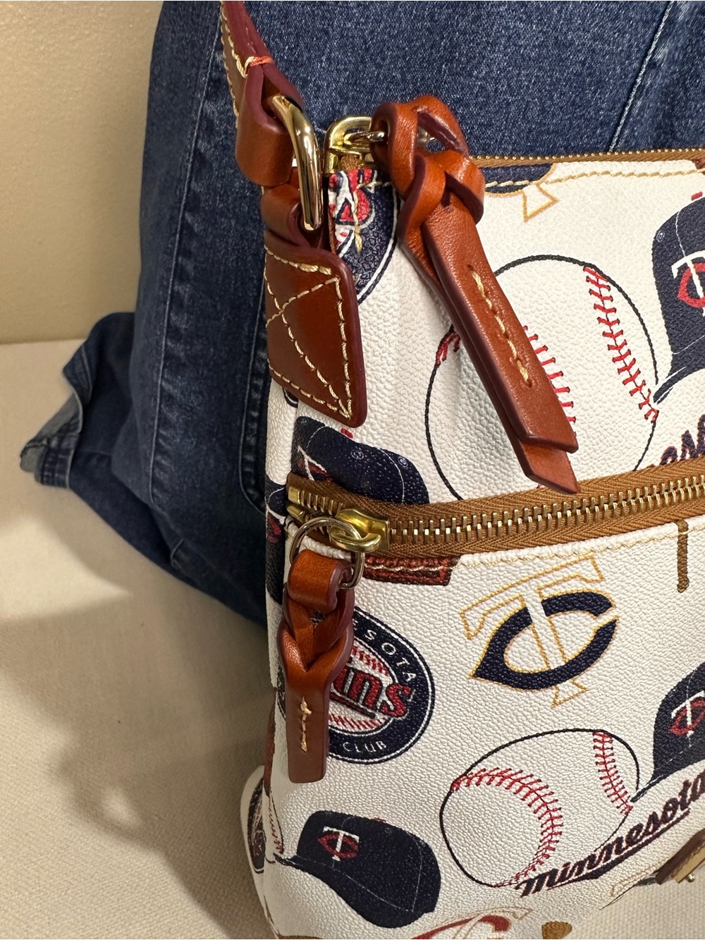 Dooney & Bourke Women's MLB Minnesota Twins Suki Crossbody Bag - Picture 4 of 16